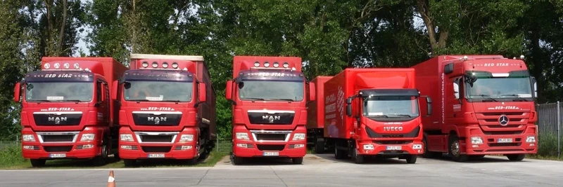 LKW-Ausbildung Klasse C stehen 4 MAN TGX mit Schaltgetriebe und 1 MAN TGX mit Automatikgetriebe 